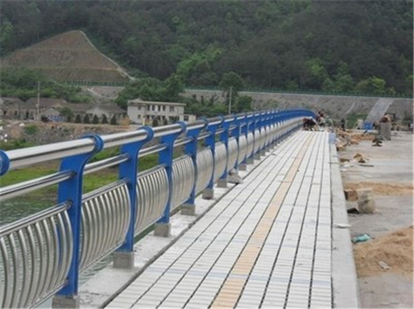 柳州不锈钢桥梁护栏的特性及其在现代建筑中的应用